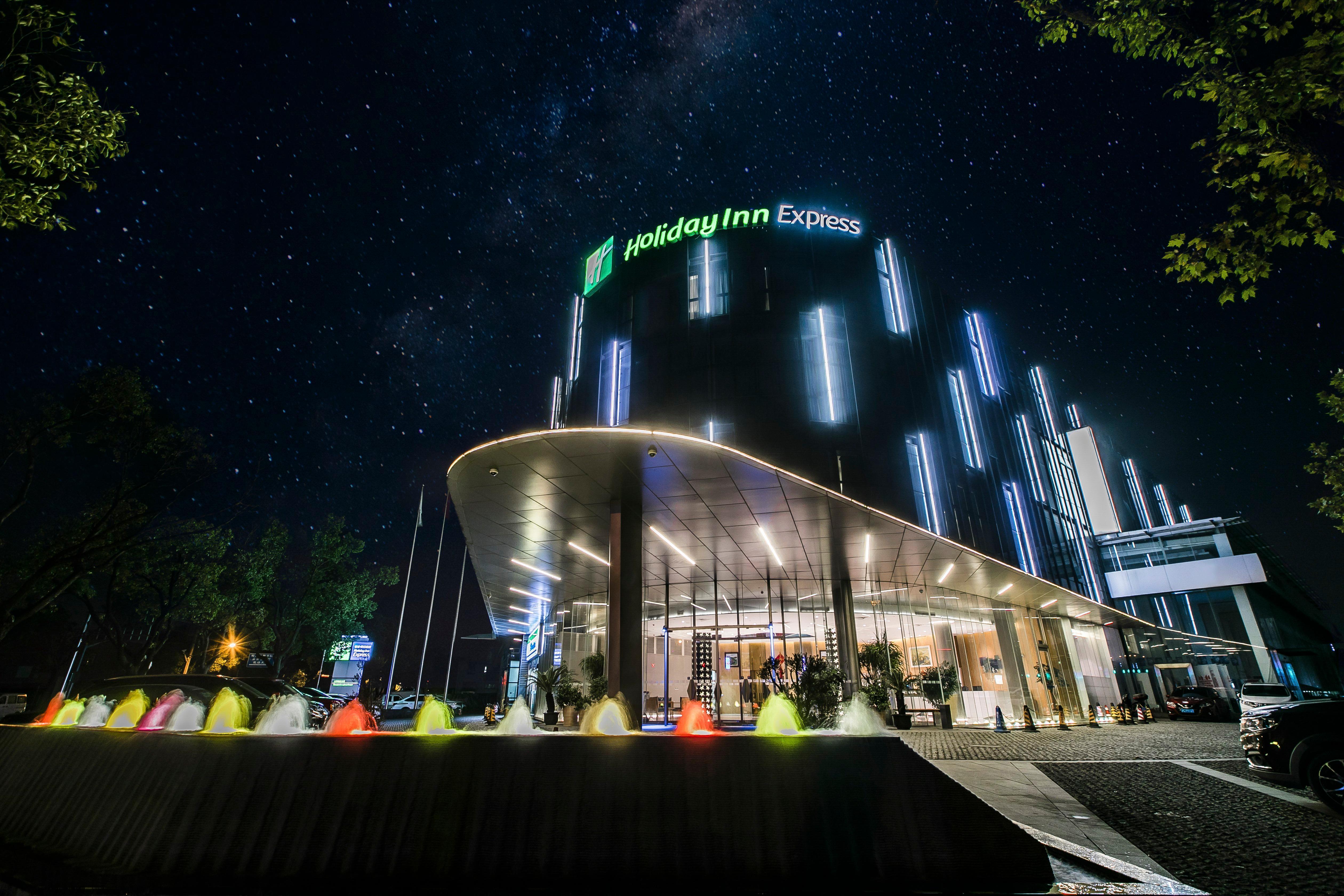 Holiday Inn Express Shanghai Songjiang Fangta By Ihg Exteriör bild
